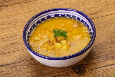 Füme et ve sebzeli bezelye çorbası.