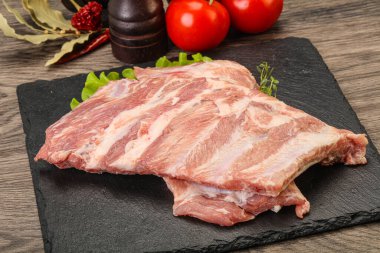 Pişirmek için çiğ domuz eti.