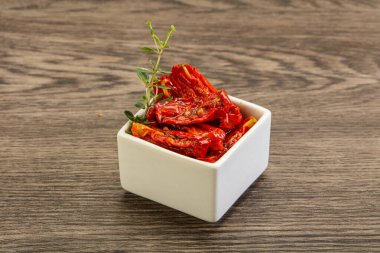 Zeytinyağlı, güneşte kurutulmuş domates, otlar ve baharatlar.