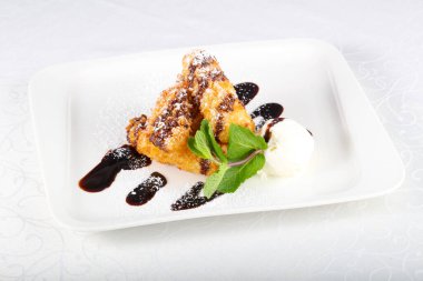 Dondurma ve naneli gevrek muz.