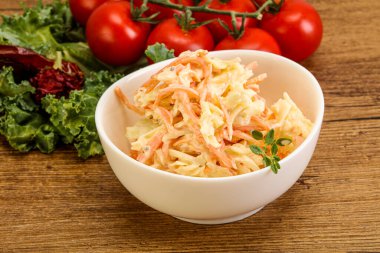 Lahana ve havuçlu vejetaryen lahana salatası.