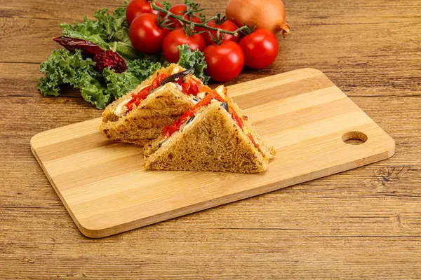 Sandwich Vegetariano Club Con Berenjena Queso — Foto de Stock