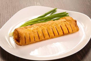 Hamurdaki lezzetli sosis yeşil soğan servis ediyordu.