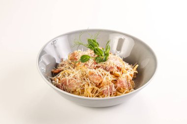 Pastırma ve peynirli İtalyan geleneksel Carbonara.