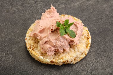 Karaciğer ezmesi kasede fesleğen yaprağı servis edilir.