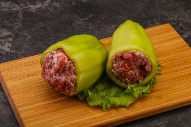 Çiğ dolma yeşil dolma biber ve et.