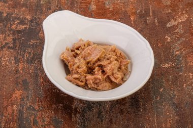 Salata için konserve ton balığı filetosu.