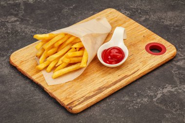 Domates soslu patates kızartması. 