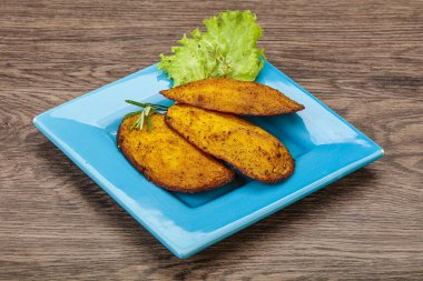 Fırında patates ve biberiye servis edilen baharatlar.