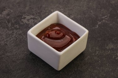 Geleneksel domates barbekü sosu kasede