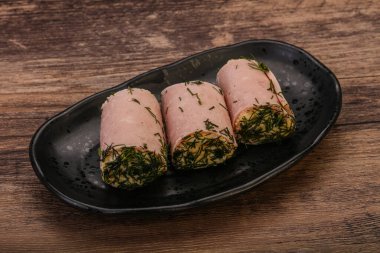 Peynirli ve sarımsaklı jambonlu sandviç.