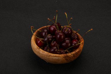 Sepette olgun kuş kirazı