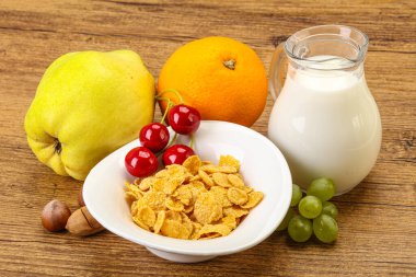 Mısır gevreği, meyve ve sütle kahvaltı