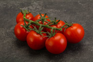 Taze olgun domates dalıyla izole edilmiş.