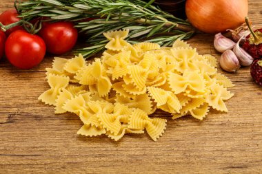 Çiğ İtalyan statü buğday farfalle makarna pişirmek için