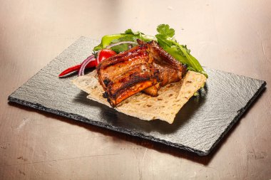 Lezzetli domuz pirzolası ızgara soğan halkaları.