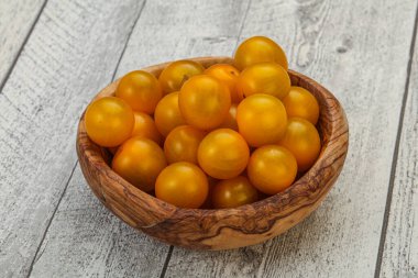 Taze sarı, lezzetli vişneli domates yığını