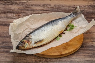 Biber ve baharatlı tuzlu ringa balığı.