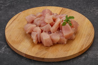 Pişirmek için çiğ tavuk göğsü.