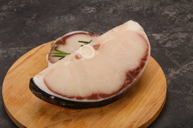 Çiğ köpekbalığı bifteği pişirmek için biberiye servis edilir.