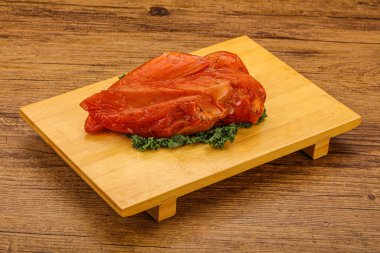 Baharatlı ve otlu füme tavuk göğsü.