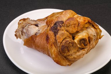 Baharatlı ve otlu domuz budu.