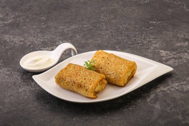 Ekşi kremalı krep.