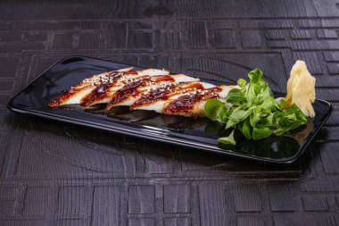 Dilimlenmiş yılan balıklı Japon mutfağı.