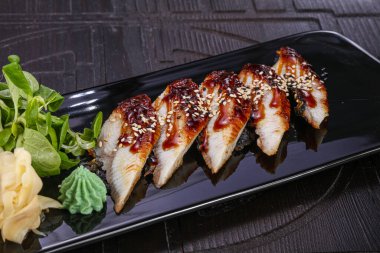 Dilimlenmiş yılan balıklı Japon mutfağı.