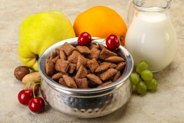 Mısır boğucu pedler, meyveler ve sütle kahvaltı