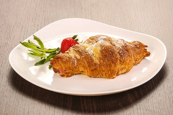 Croissant Dolce Nel Piatto Servito Alla Fragola — Foto Stock