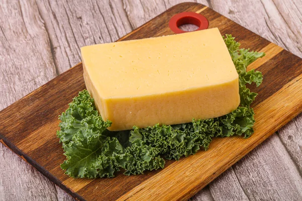 Saboroso Amarelo Tilsiter Tijolo Queijo Sobre Bordo — Fotografia de Stock