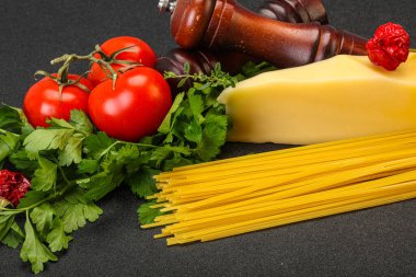 Çiğ İtalyan spagetti yığını, peynir ve sebzeli.