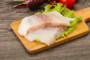 Pişirmek için çiğ pangasius fileto balığı.