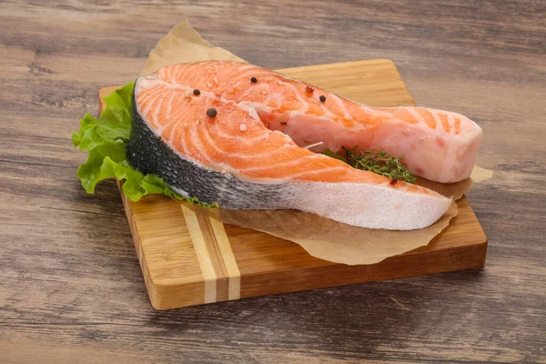 Bistecca Salmone Cruda Con Sale Pepe Pronta Griglia — Foto Stock