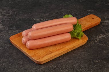 Lezzetli et sosisleri güverteye yığılmış.