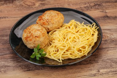 Peynirli spagetti ve ev yapımı tavuk pirzolası.