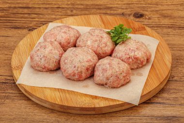 Yemek pişirmek için çiğ hindi köftesi.