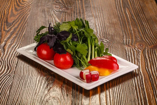 Färska Grönsaker Tallrik Med Grönsaker Och Örter Tomat Gurka Peppar — Stockfoto