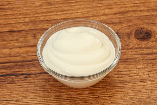 碗里的乳酸奶油 — 图库照片