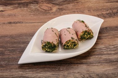 Peynirli ve sarımsaklı jambonlu sandviç.