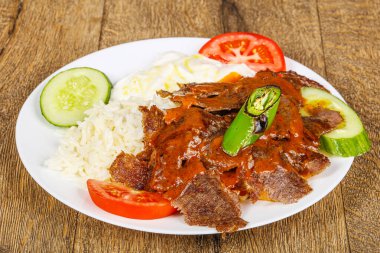 Türk mutfağı - İskander kebap soslu ızgara et