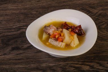 Füme domuz pirzolası ve bezelye çorbası.