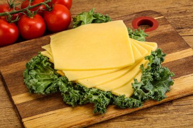 Dilimlenmiş Gauda peyniri.