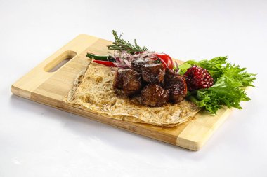 Izgara sığır kebabı ızgara Shashlik soğan servis etti.