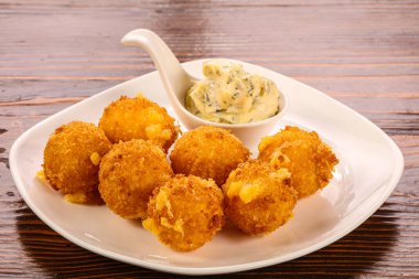 Soslu, kabuklu peynir topları.