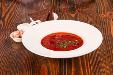 Etli ve lahanalı geleneksel Rus çorbası.