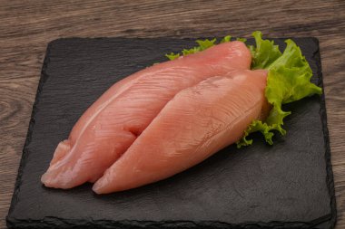 Pişirmek için çiğ hindi göğsü.