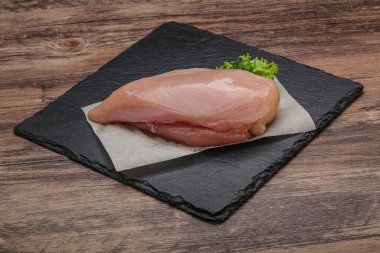 Pişirmek için çiğ tavuk göğsü.