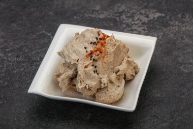 Kavanozda baharatlı ringa yağı var.